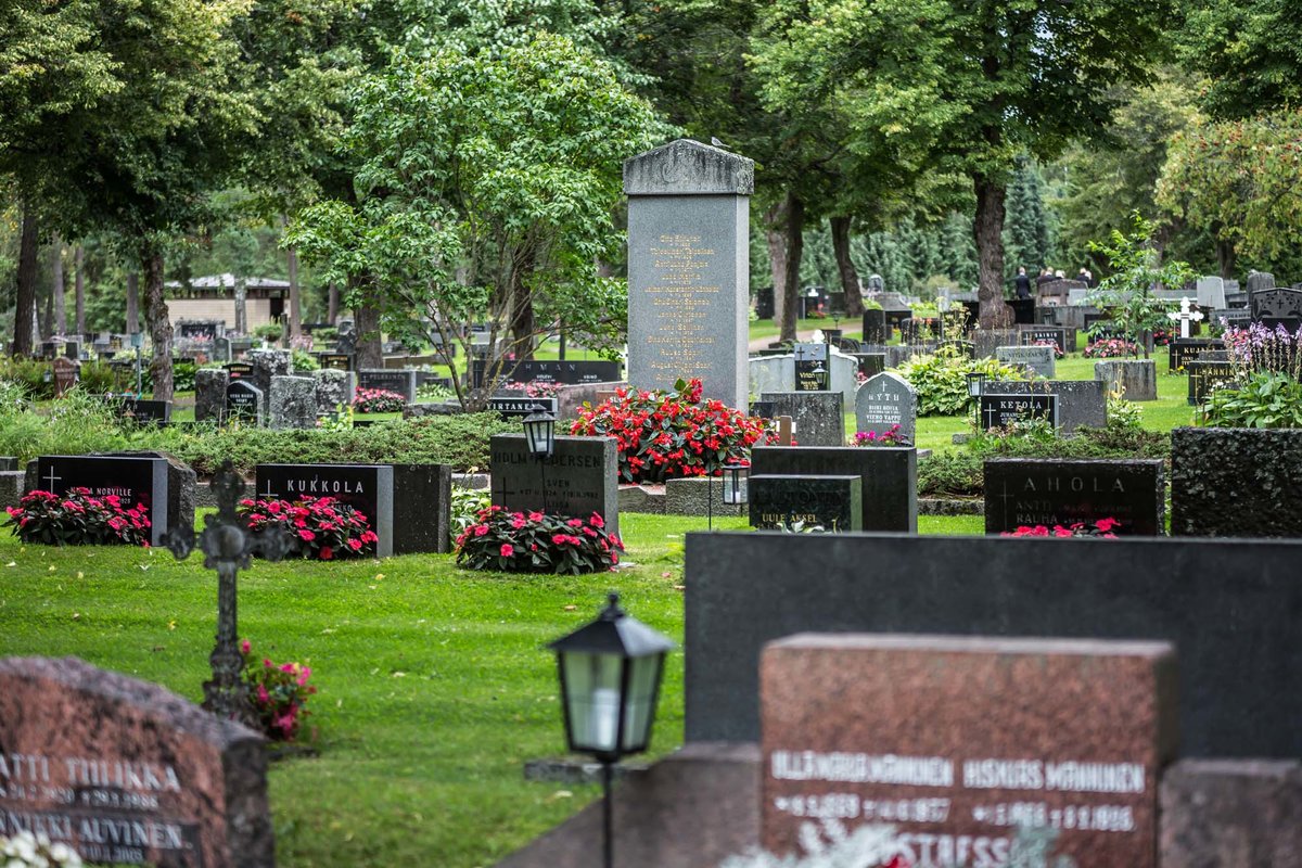 Parikan hautausmaan hautakiviä.