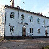 Helilän seurakuntatalo Helilän seurakuntatalo, valkoinen, kaksikerroksinen kivirakennus.