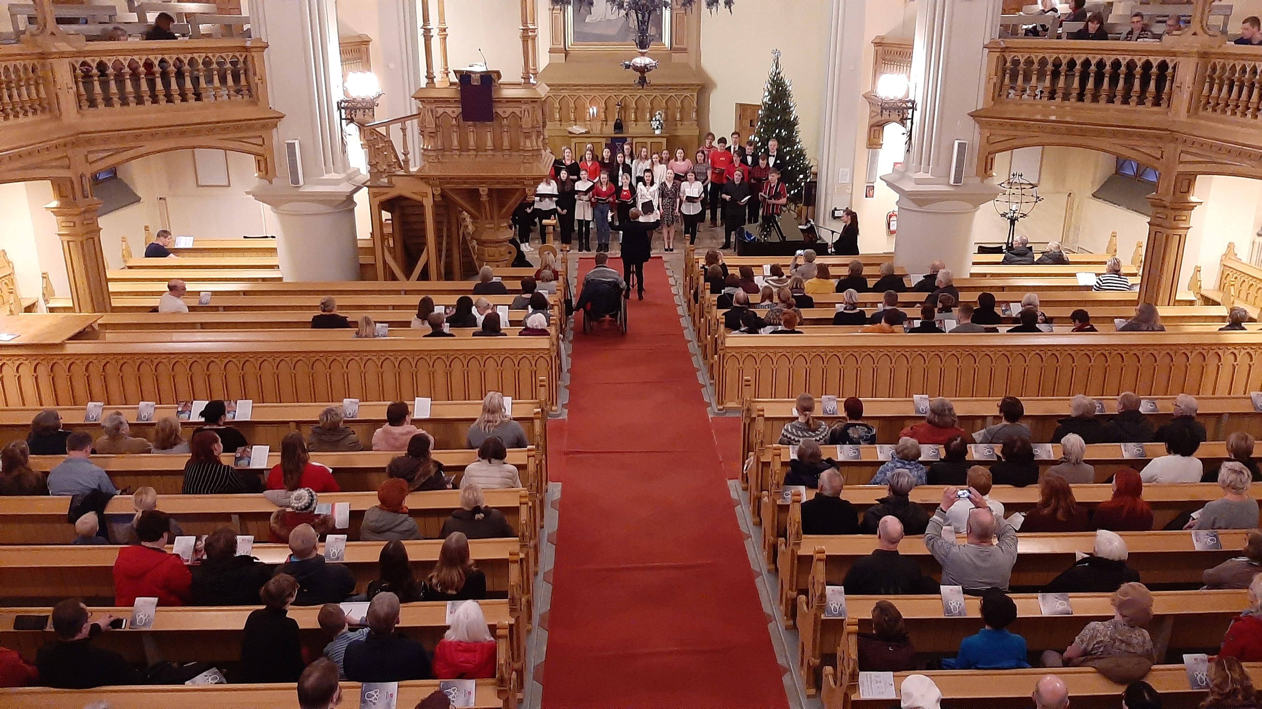 Kauneimmat joululaulut Kotkan kirkossa. Kirkossa laulajia.