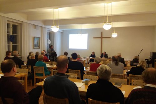 Kirkkovaltuuston kokous Helilän seurakuntatalolla. 