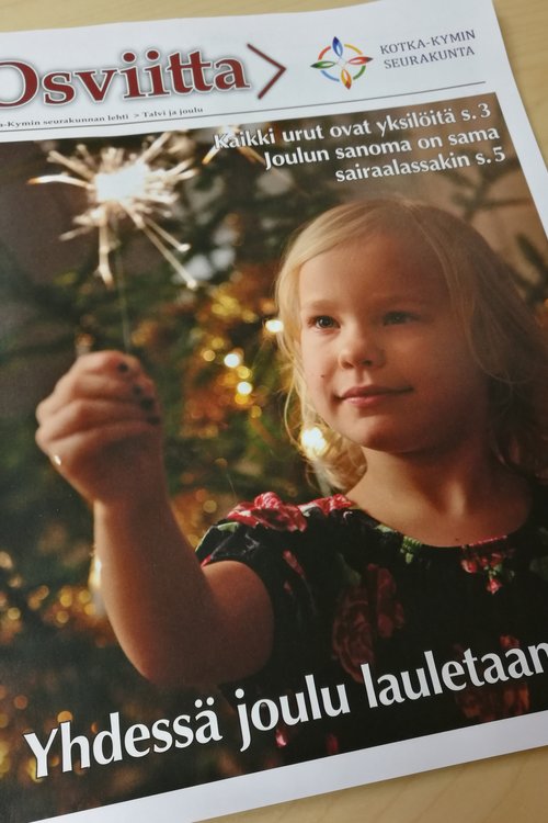 Osviitta-lehden kansi. Kannessa kuva pienestä tytöstä, jolla tähtisädetikku kädessä. 