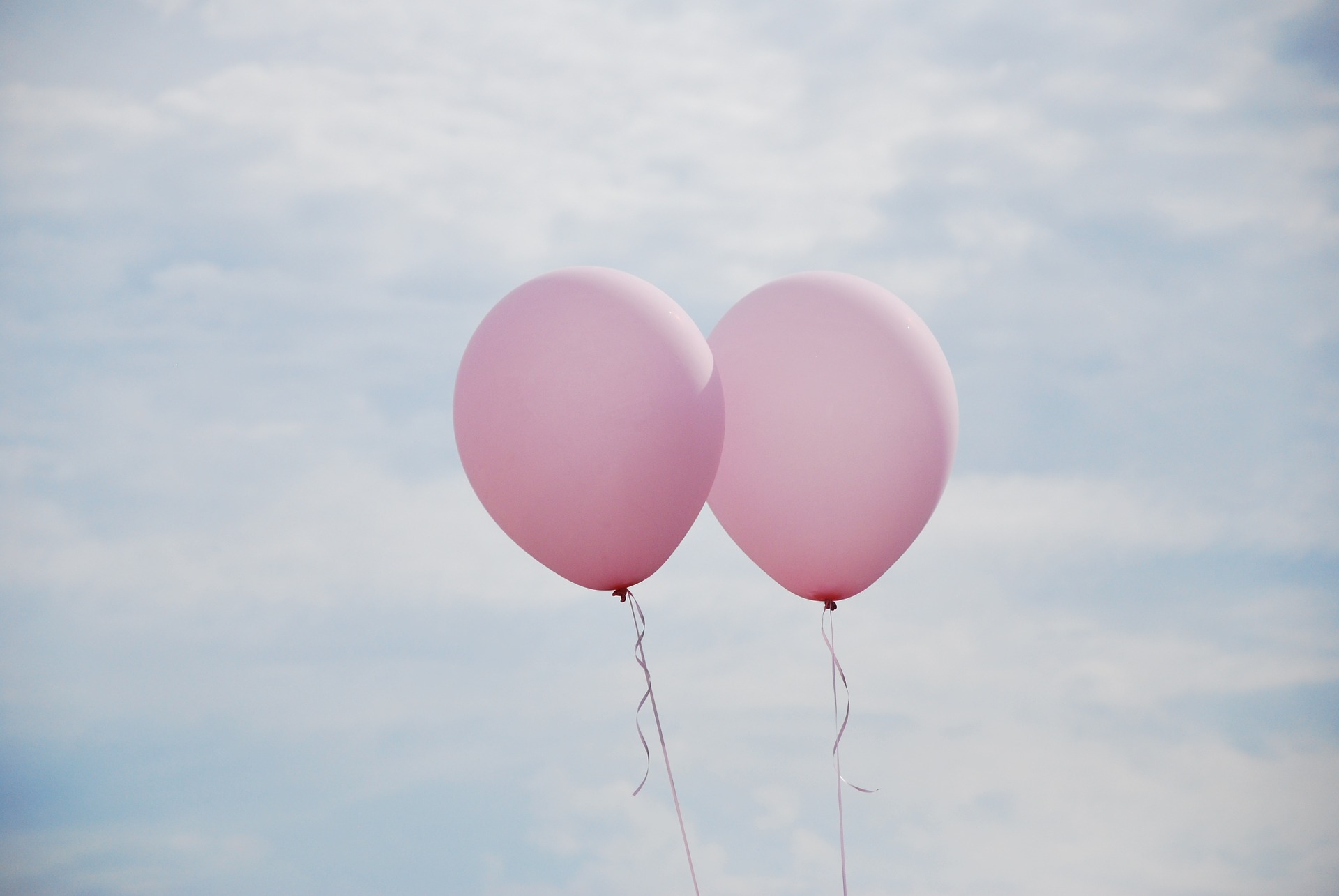 Kaksi pinkkiä ilmapalloa.