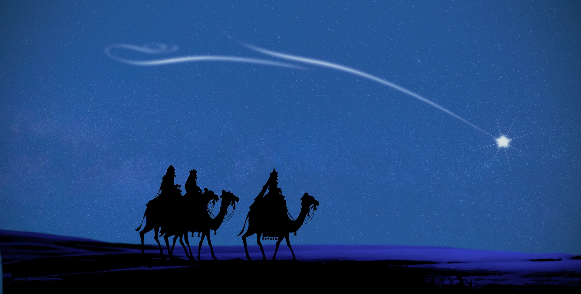Kolme itämaantietäjää kamelien selässä ratsastamassa.