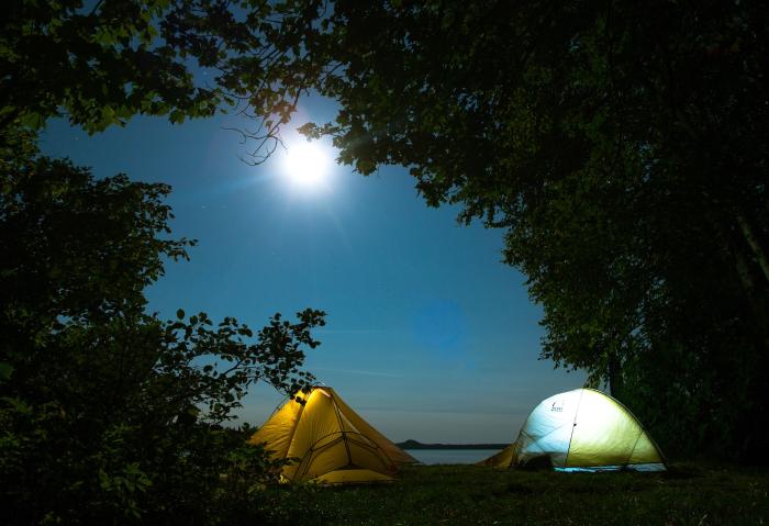 Teltat öisessä luonnossa, kuutamo.