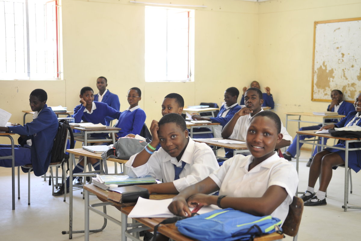 Namibialaiset nuoret oppilaat opiskelevat koulussa.