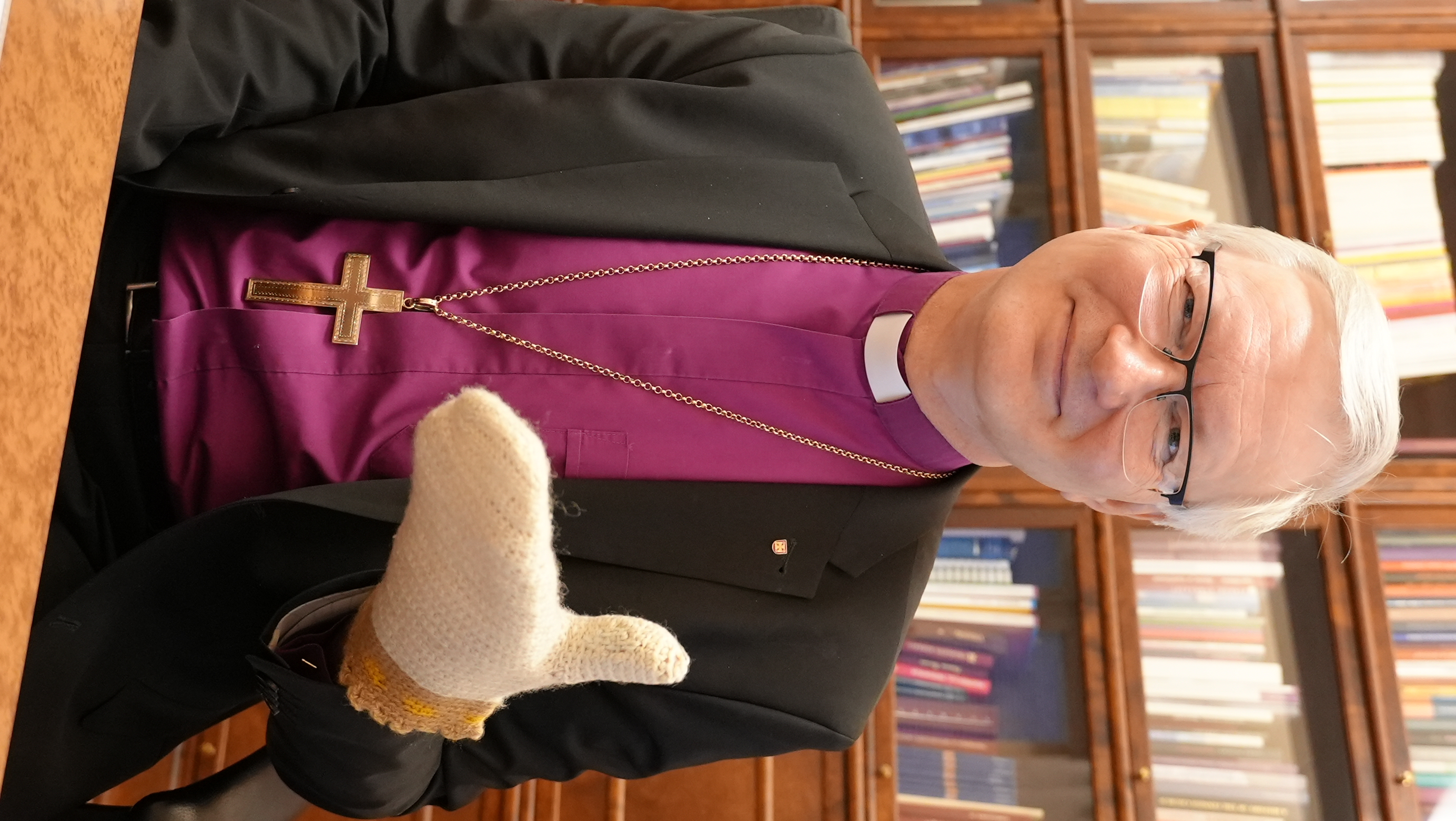 Piispa pitää kädessään valkoista villalapasta.