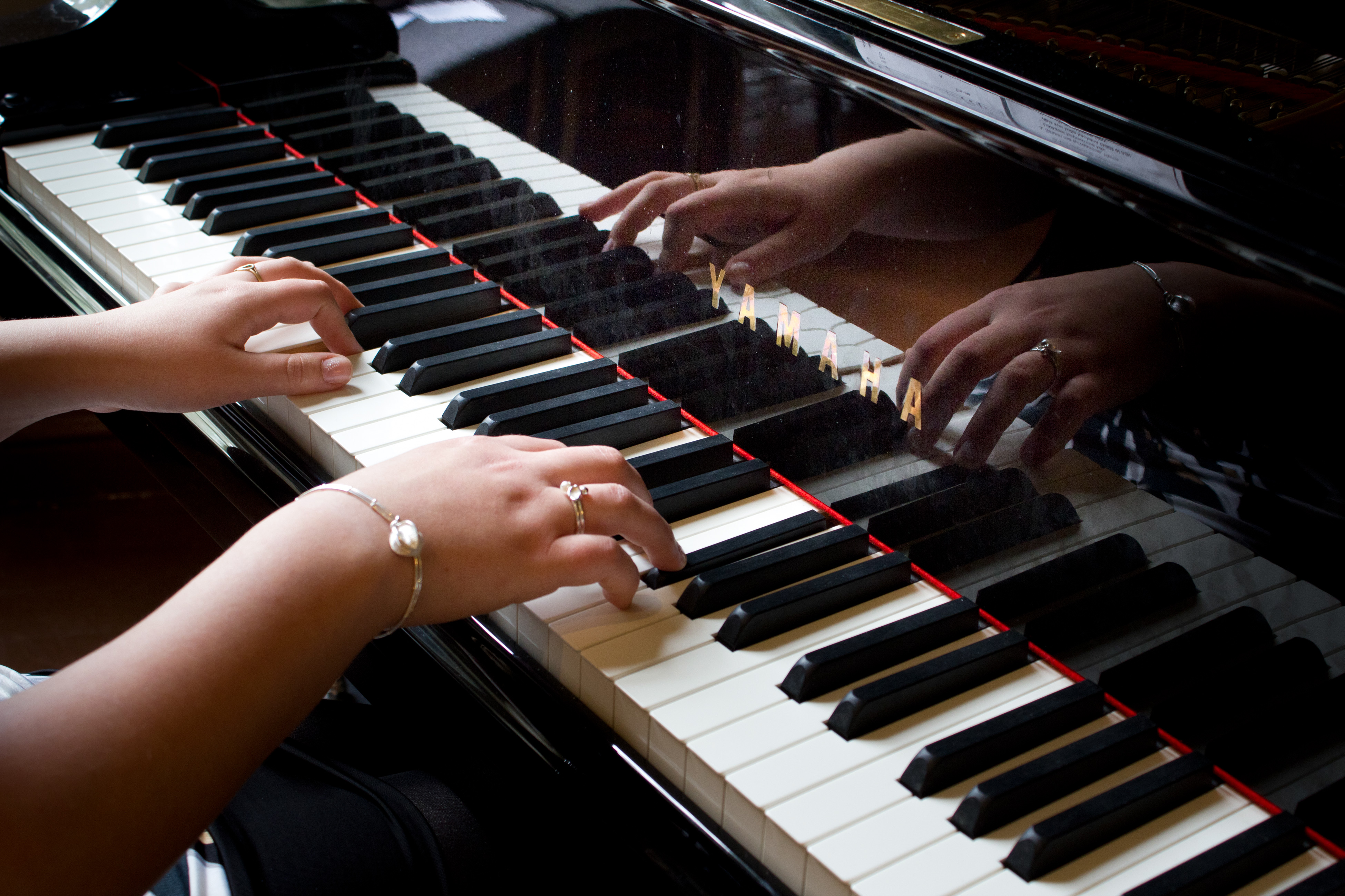 Kädet pianon koskettimilla.