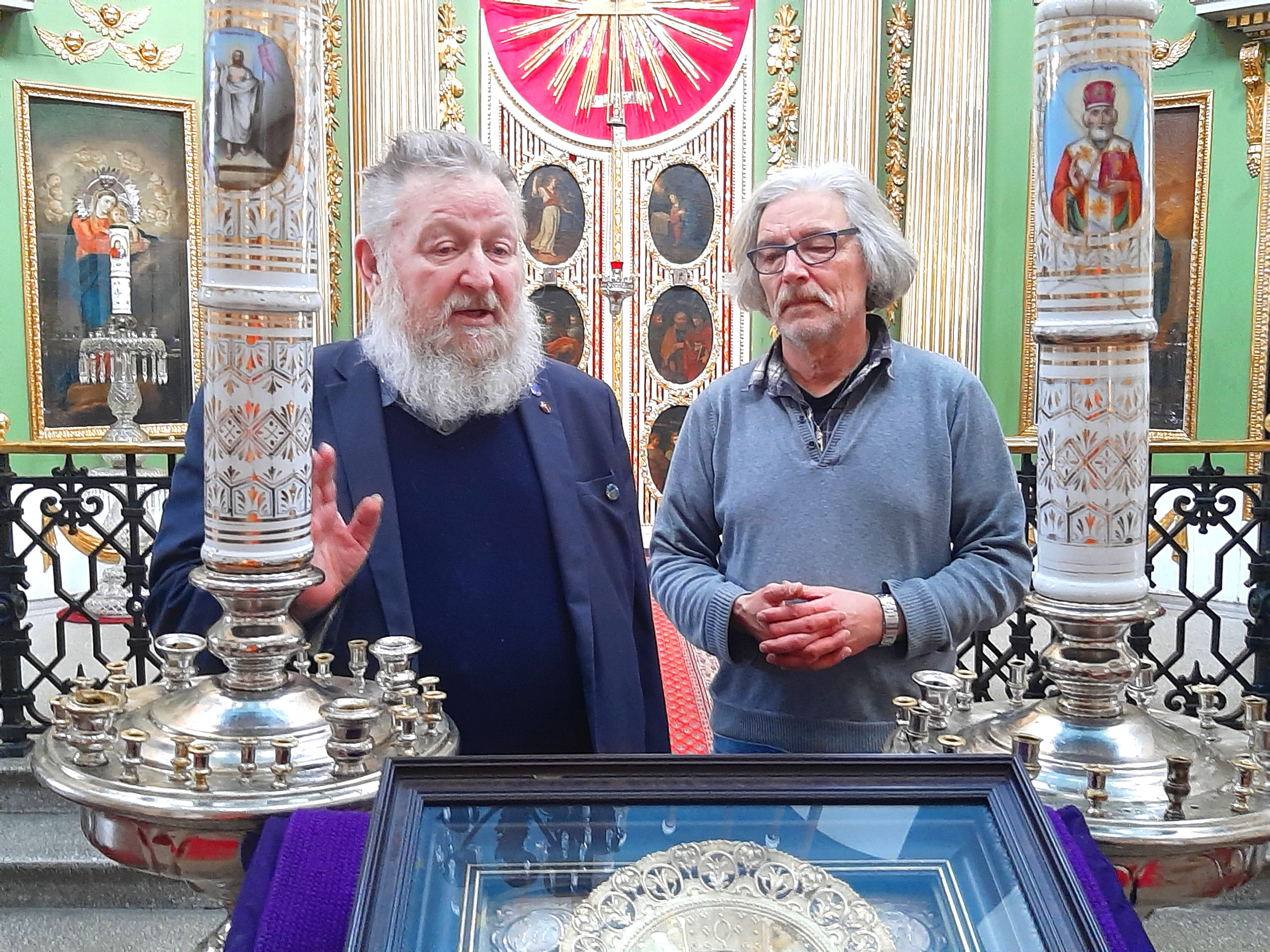 Kaksi miestä ortodoksisessa kirkossa.