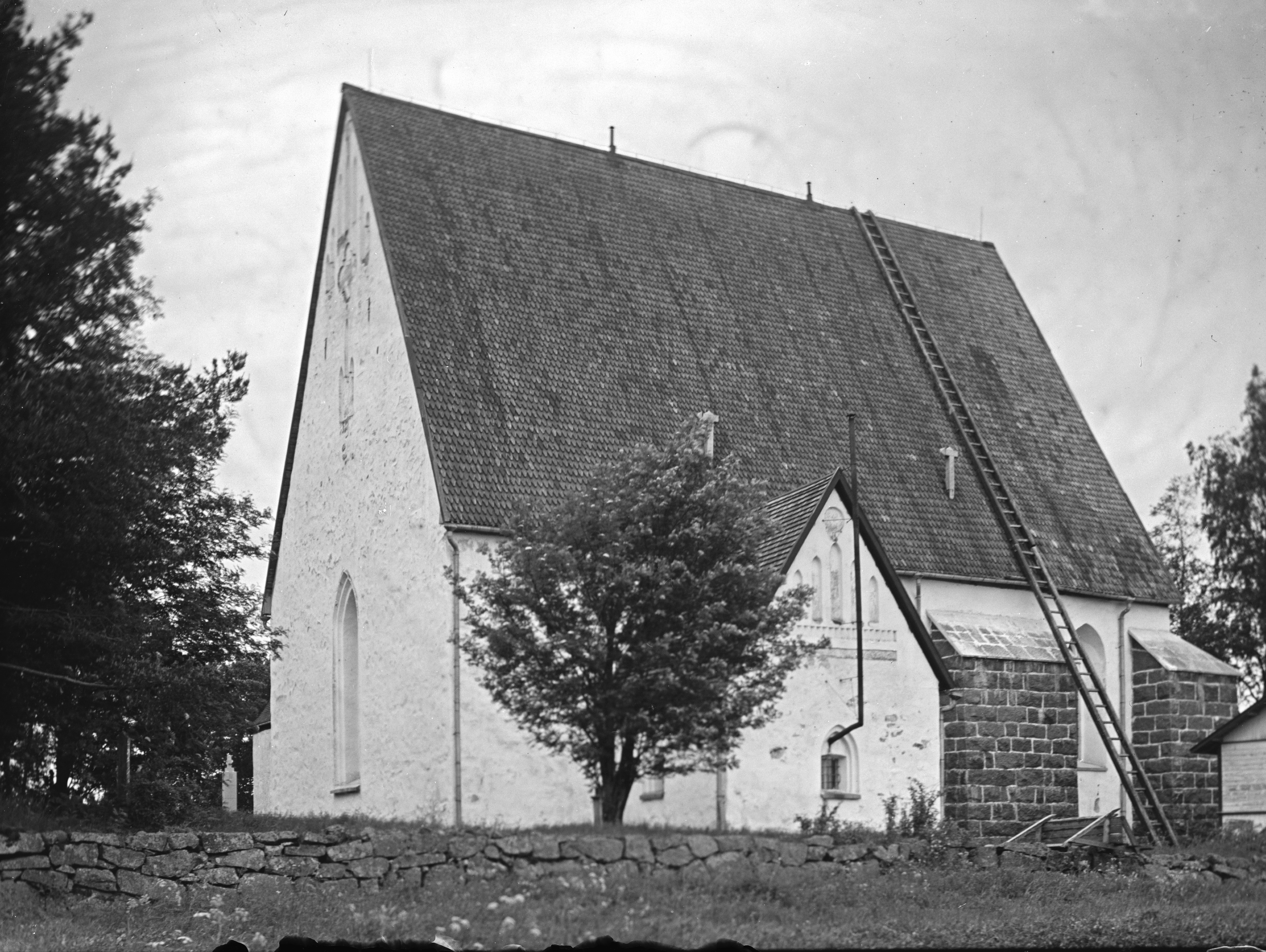 Mustavalkoinen vanha kuva Pyhtään kirkosta.