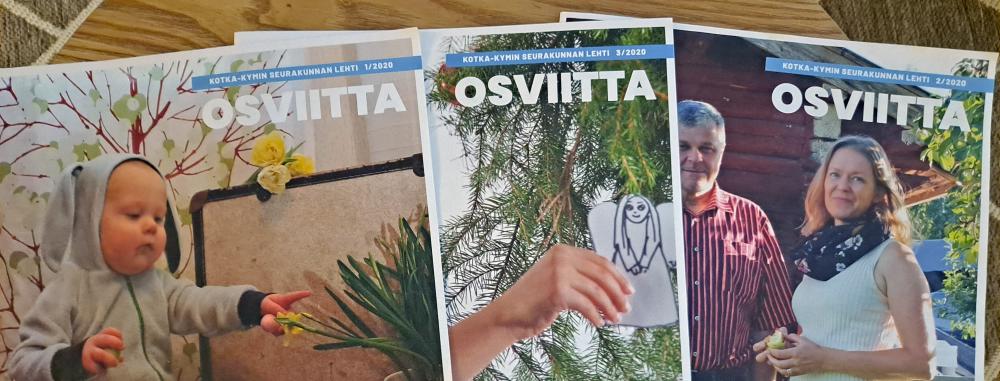 Kolme Osviitta-lehteä vierekkäin pöydällä.