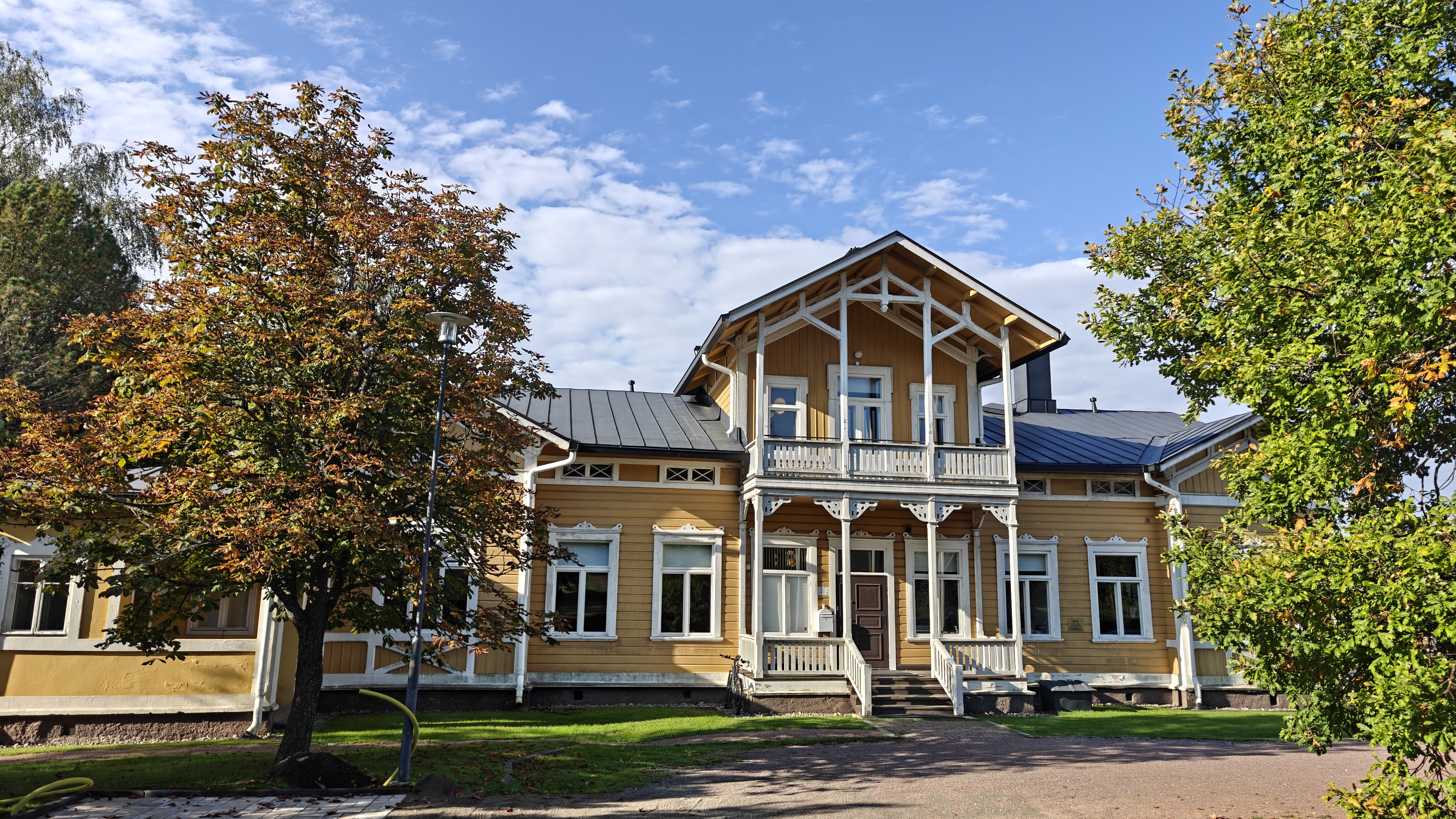 Keltainen puurakennus.