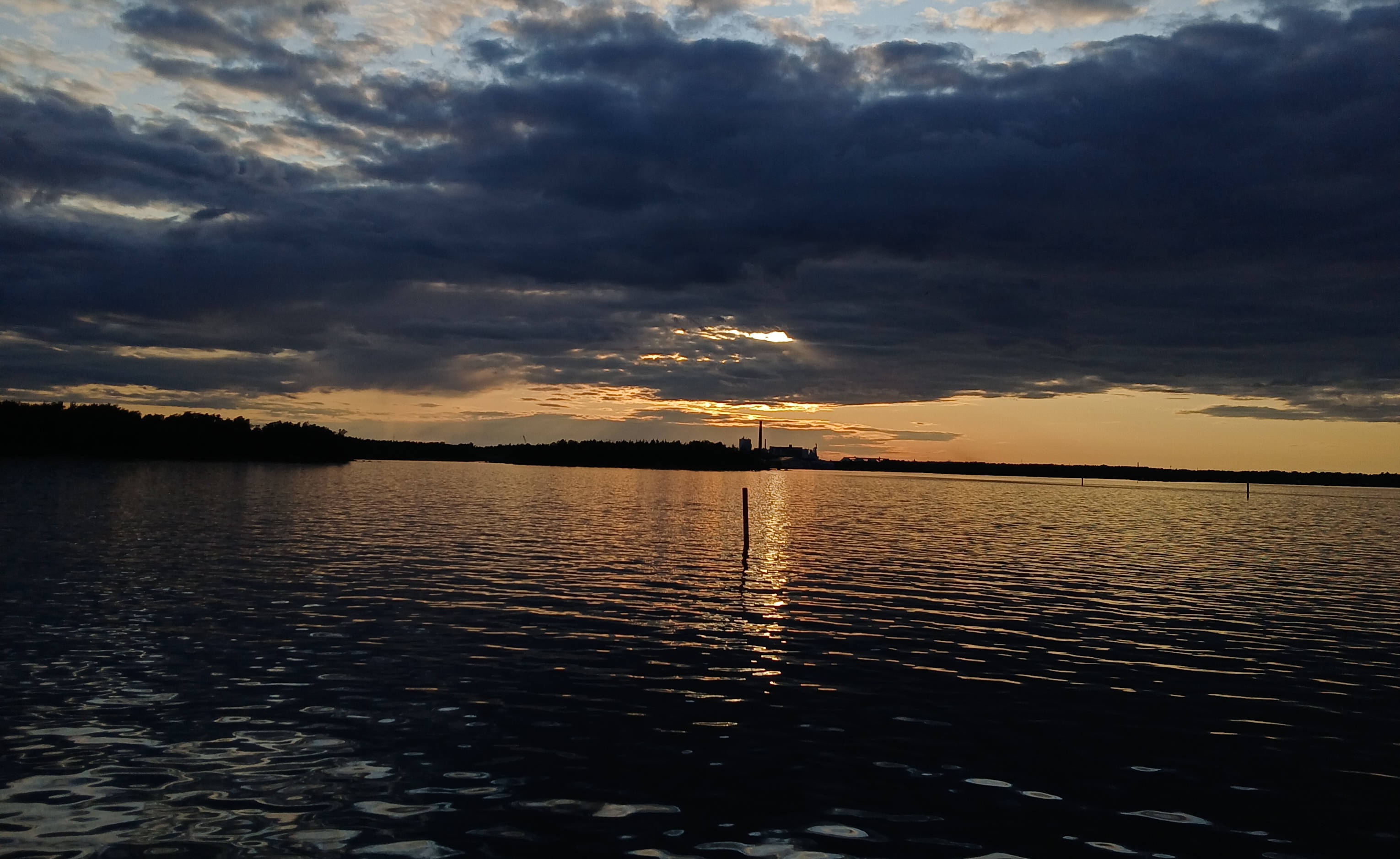 Auringonlasku ja merimaisema.
