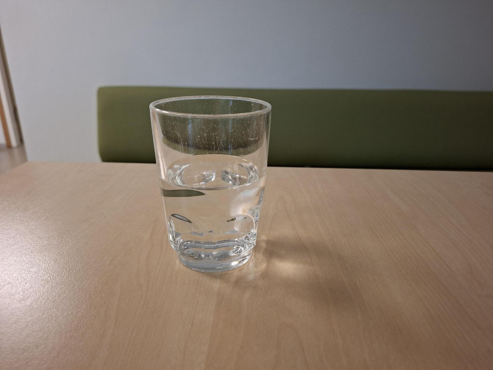 Vesilasi puolillaan vettä.
